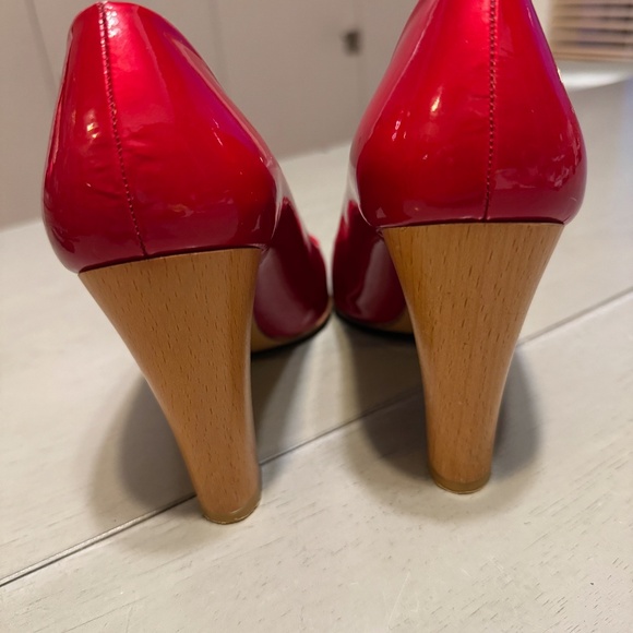 Stuart Weitzman (8) Gossimer Red Patent Pumps - chunky heel - Picture 4 of 7